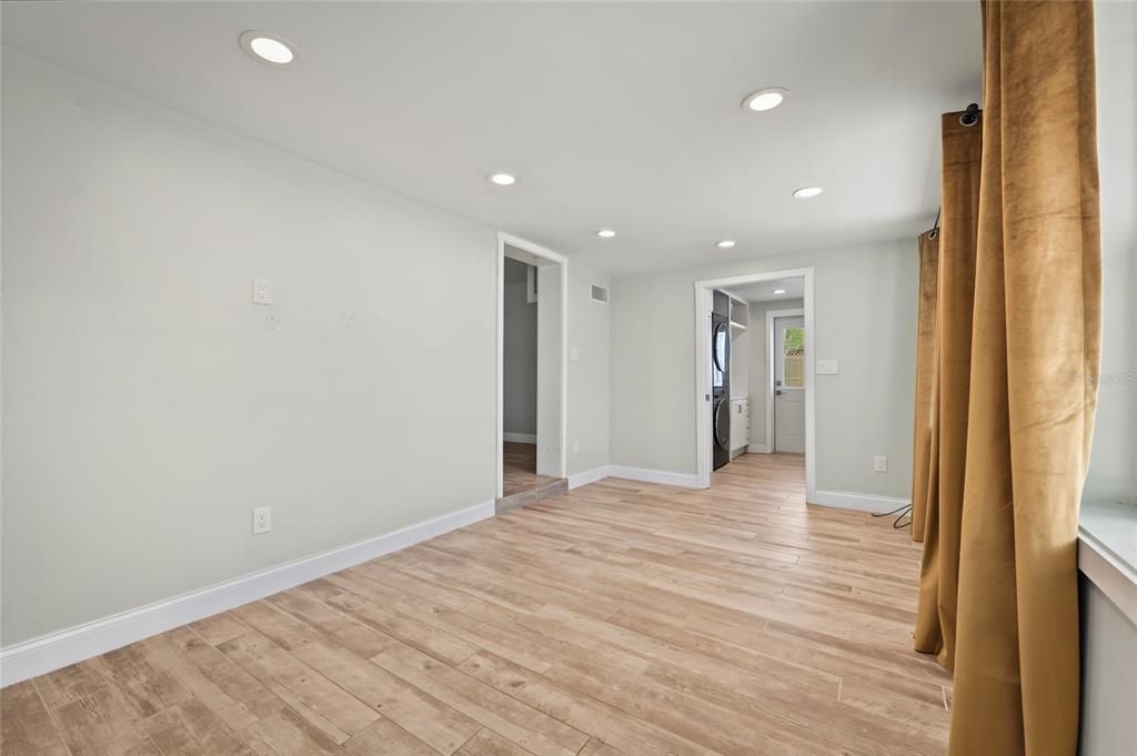 For Sale: $369,000 (2 beds, 1 baths, 965 Square Feet)