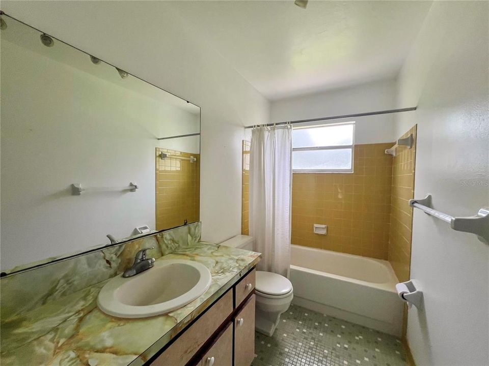 На продажу: $119,000 (2 спален, 1 ванн, 910 Квадратных фут)