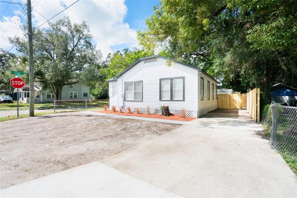 For Sale: $307,000 (3 beds, 2 baths, 906 Square Feet)