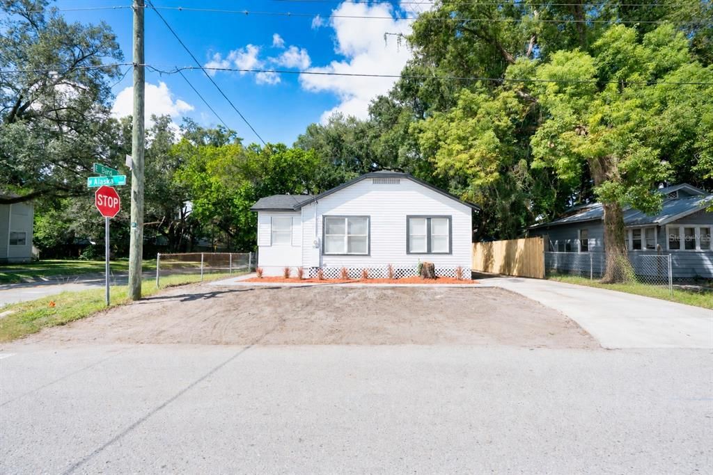 For Sale: $307,000 (3 beds, 2 baths, 906 Square Feet)