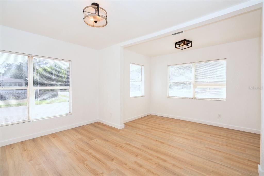 For Sale: $307,000 (3 beds, 2 baths, 906 Square Feet)