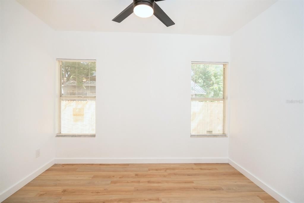 For Sale: $307,000 (3 beds, 2 baths, 906 Square Feet)