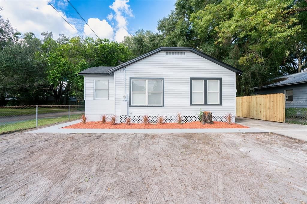 For Sale: $307,000 (3 beds, 2 baths, 906 Square Feet)