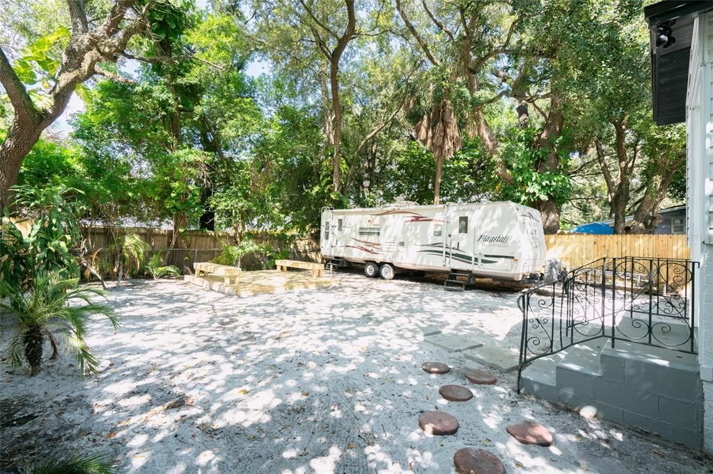 For Sale: $307,000 (3 beds, 2 baths, 906 Square Feet)