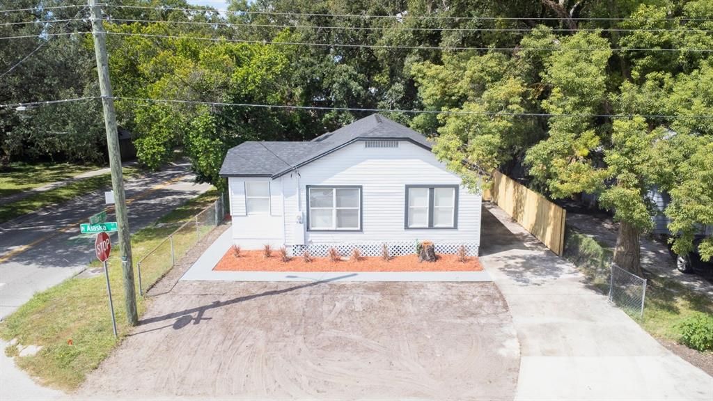 For Sale: $307,000 (3 beds, 2 baths, 906 Square Feet)