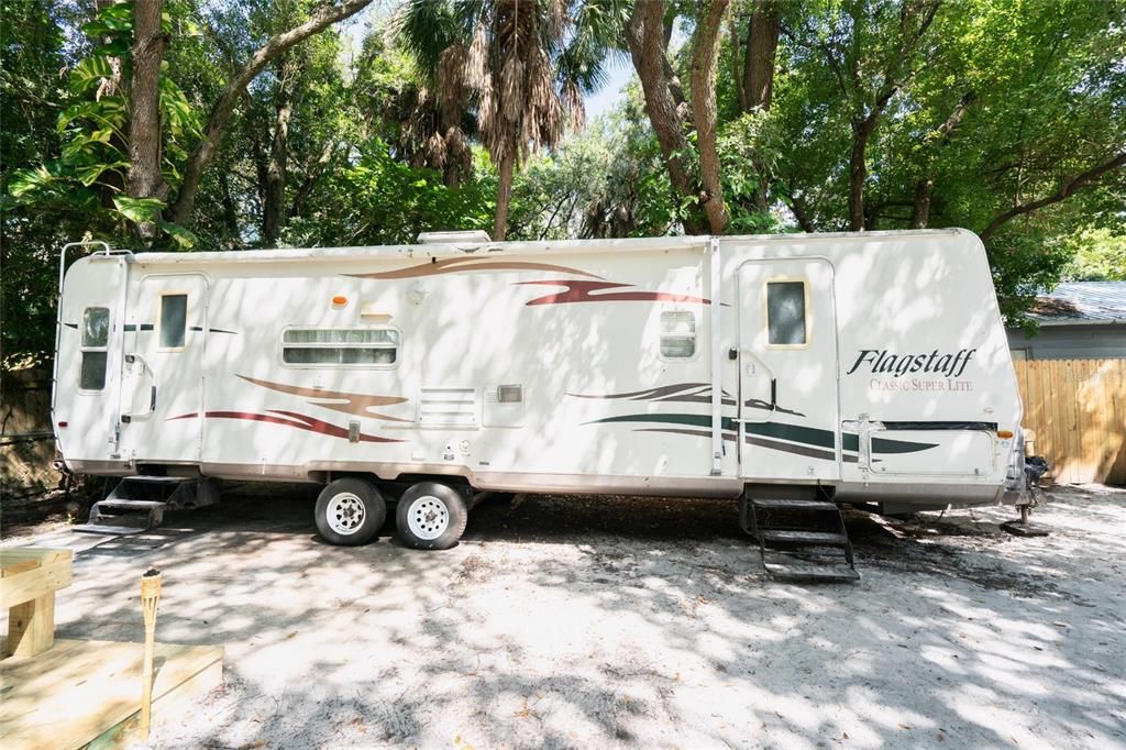For Sale: $307,000 (3 beds, 2 baths, 906 Square Feet)