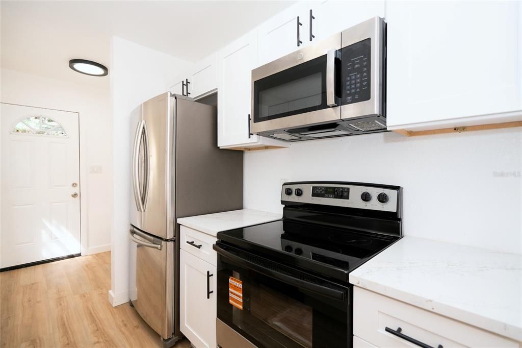 For Sale: $307,000 (3 beds, 2 baths, 906 Square Feet)