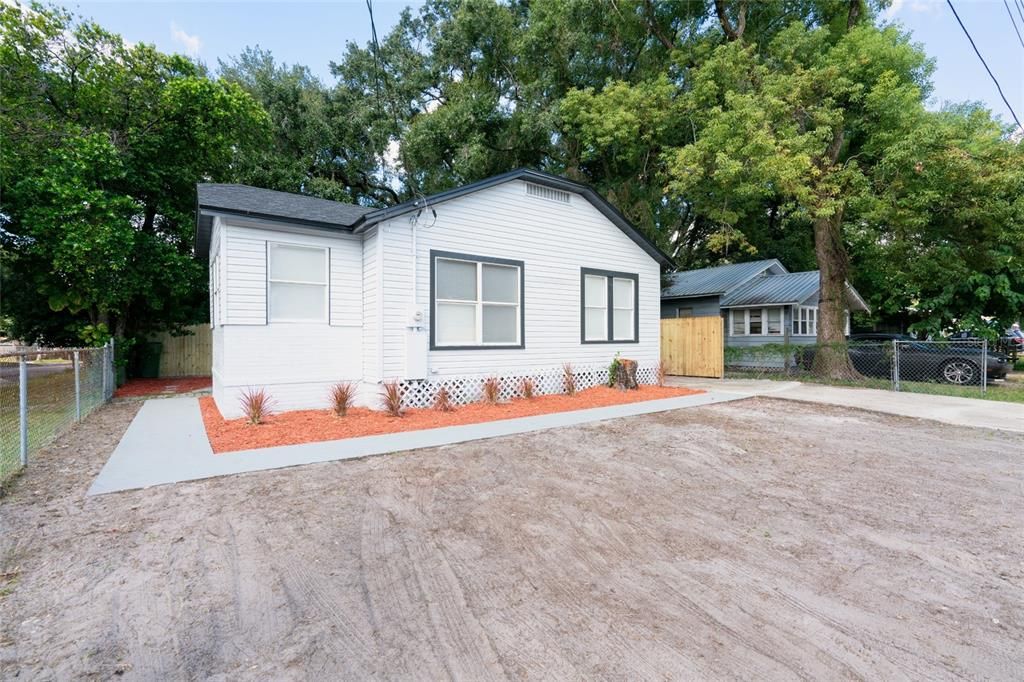 For Sale: $307,000 (3 beds, 2 baths, 906 Square Feet)