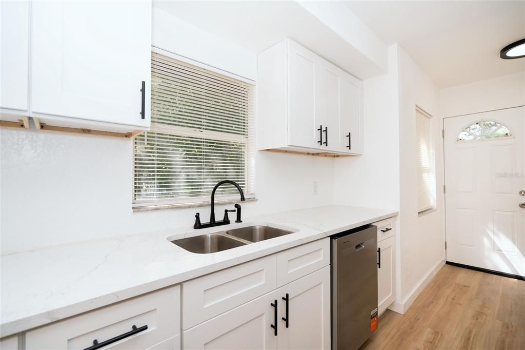 For Sale: $307,000 (3 beds, 2 baths, 906 Square Feet)