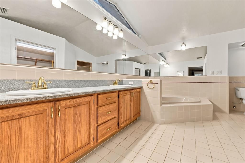 En Venta: $799,000 (3 camas, 2 baños, 4152 Pies cuadrados)