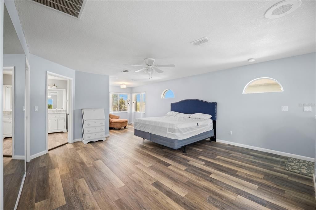 For Sale: $1,000,000 (3 beds, 2 baths, 2281 Square Feet)
