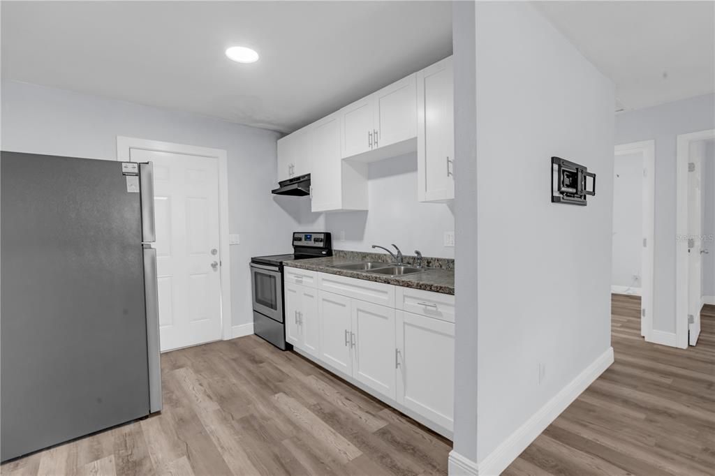 For Rent: $1,800 (2 beds, 1 baths, 1296 Square Feet)