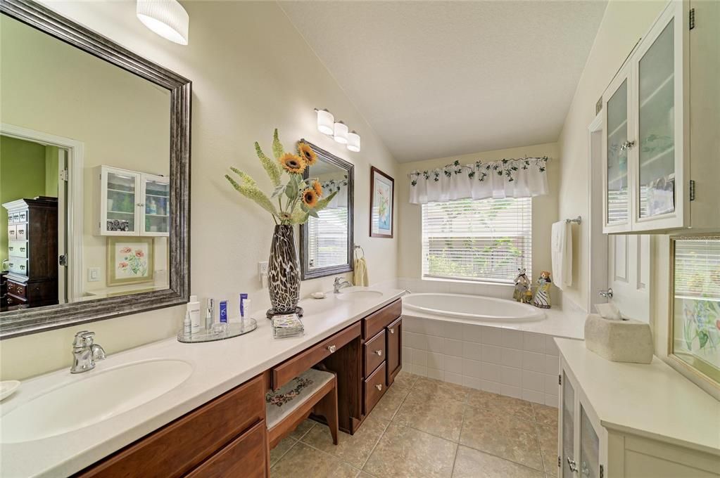 For Sale: $400,000 (3 beds, 2 baths, 1807 Square Feet)