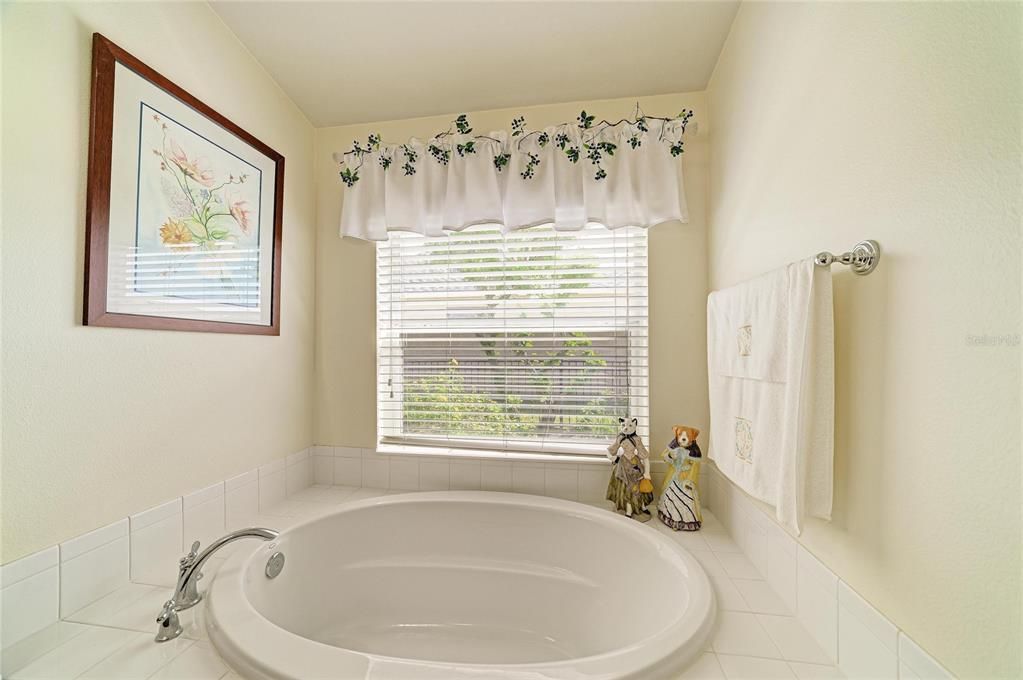 For Sale: $400,000 (3 beds, 2 baths, 1807 Square Feet)