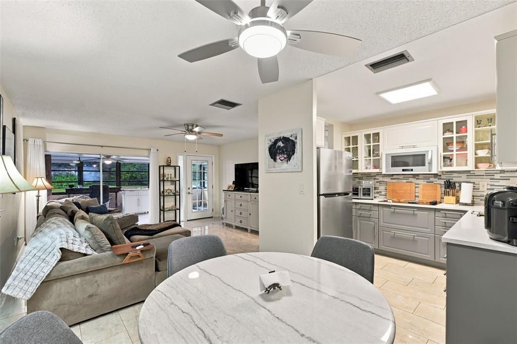 For Sale: $249,000 (2 beds, 2 baths, 1000 Square Feet)