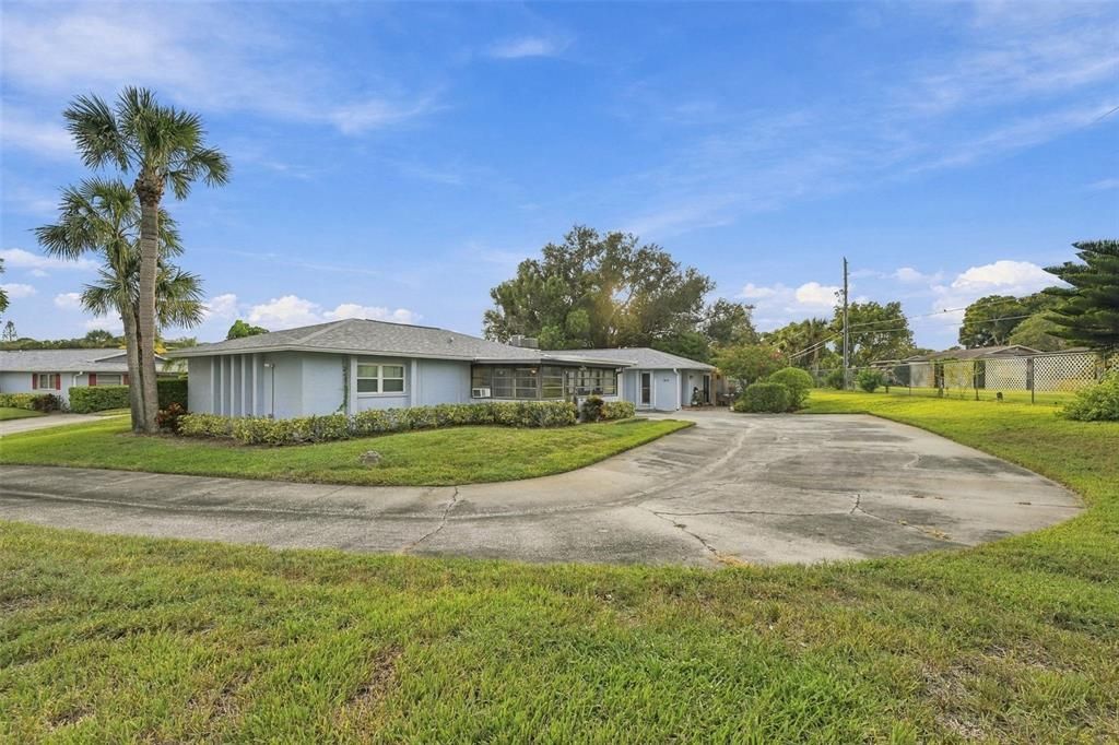 For Sale: $249,000 (2 beds, 2 baths, 1000 Square Feet)