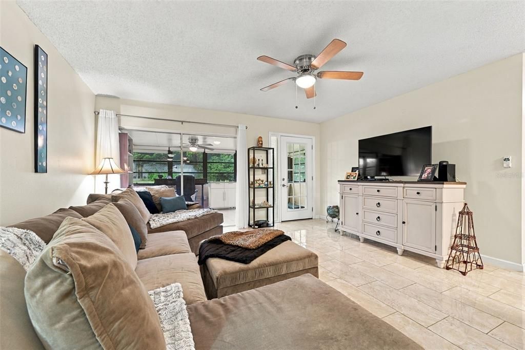 For Sale: $249,000 (2 beds, 2 baths, 1000 Square Feet)