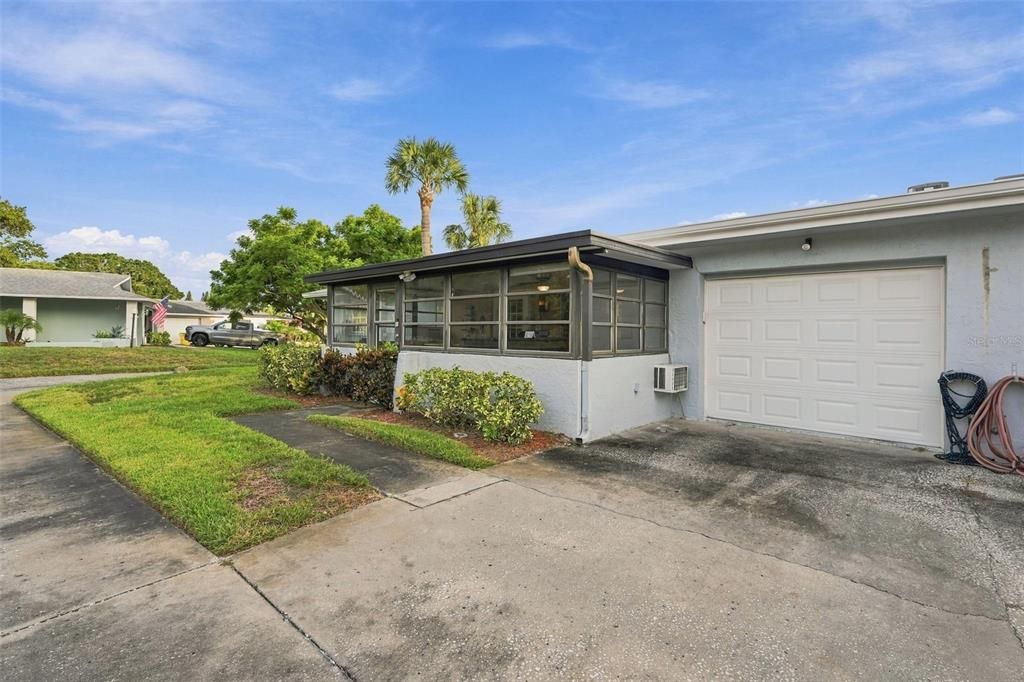 For Sale: $249,000 (2 beds, 2 baths, 1000 Square Feet)