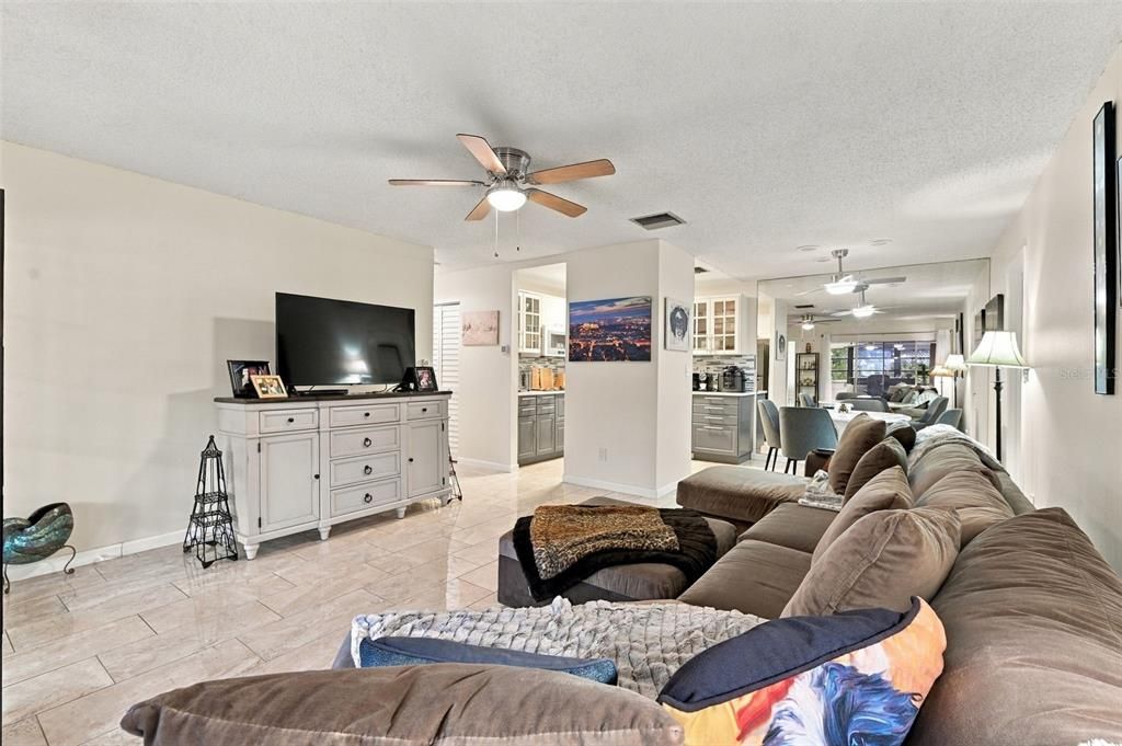 For Sale: $249,000 (2 beds, 2 baths, 1000 Square Feet)