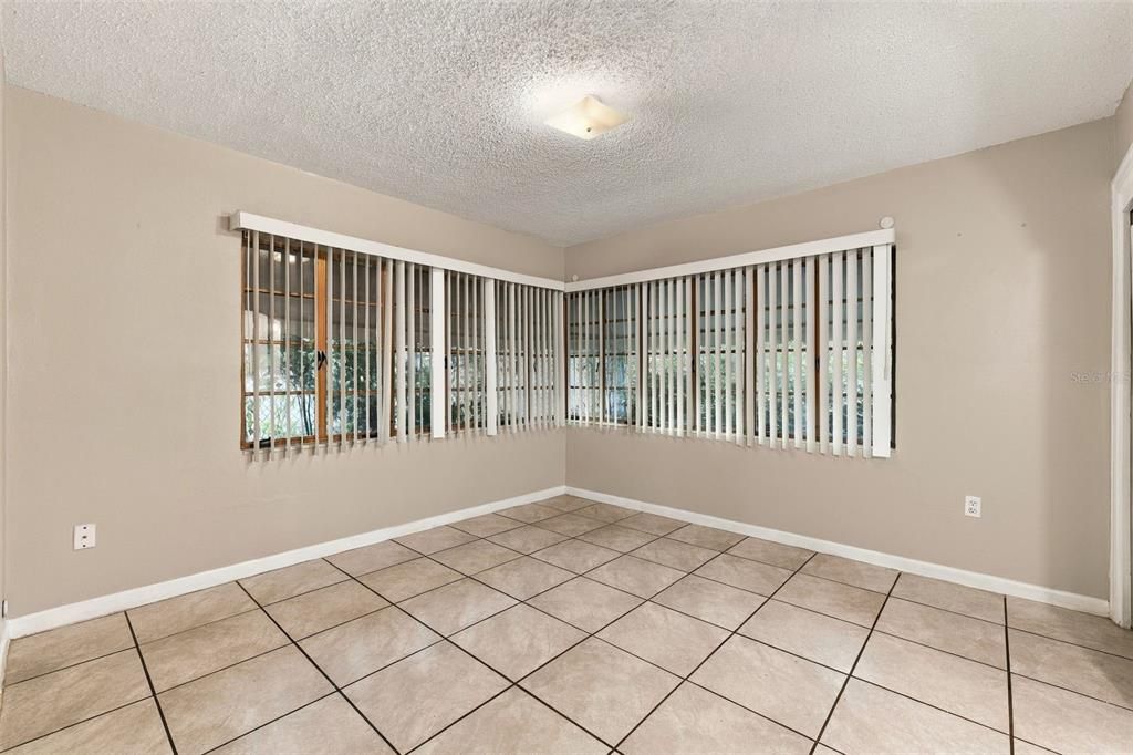 В аренду: $1,795 (2 спален, 1 ванн, 885 Квадратных фут)