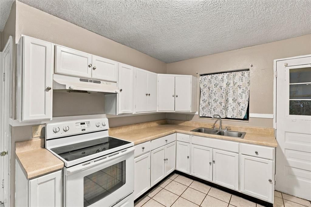 В аренду: $1,795 (2 спален, 1 ванн, 885 Квадратных фут)