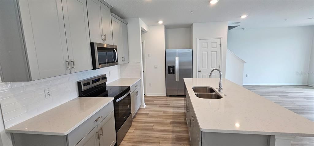 For Rent: $2,400 (3 beds, 2 baths, 1566 Square Feet)