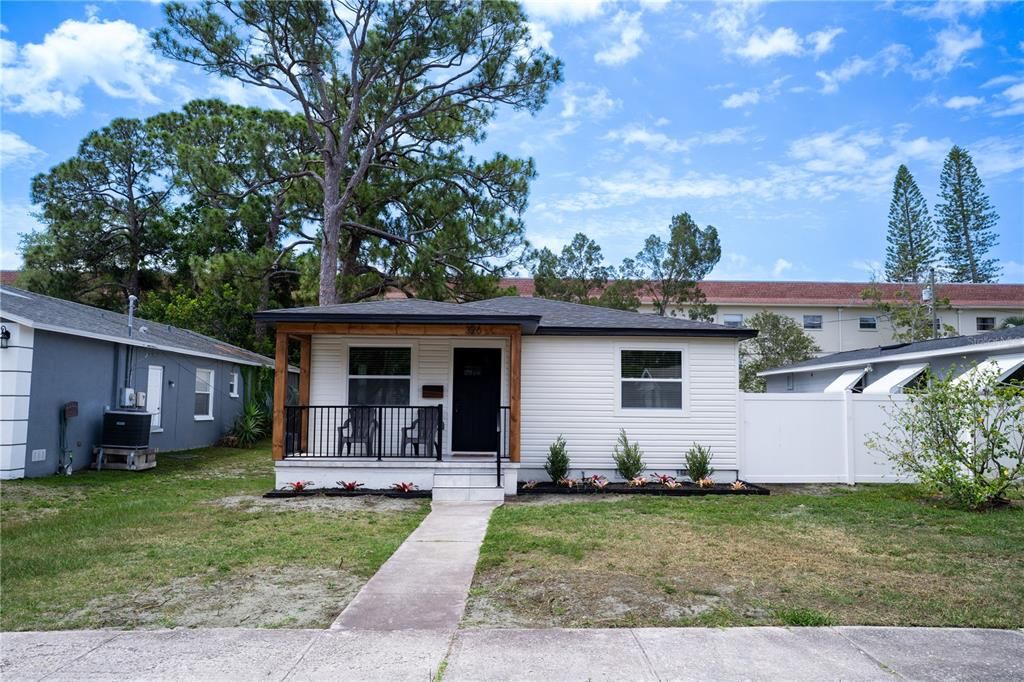 For Sale: $329,900 (3 beds, 1 baths, 1156 Square Feet)