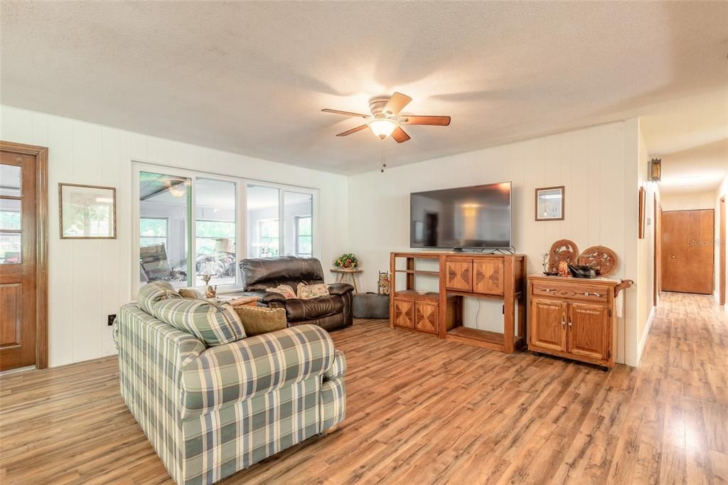 For Sale: $275,000 (4 beds, 2 baths, 1920 Square Feet)