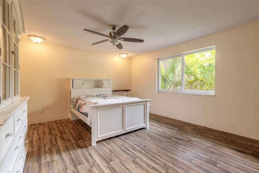 For Sale: $275,000 (4 beds, 2 baths, 1920 Square Feet)