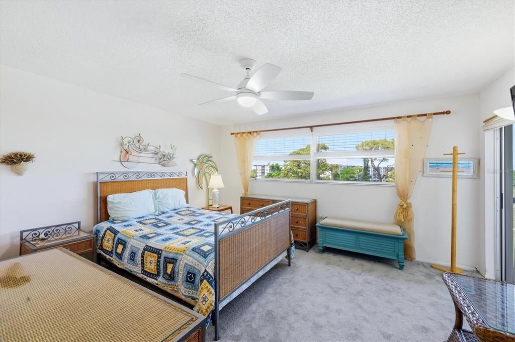 For Sale: $134,900 (2 beds, 2 baths, 1088 Square Feet)