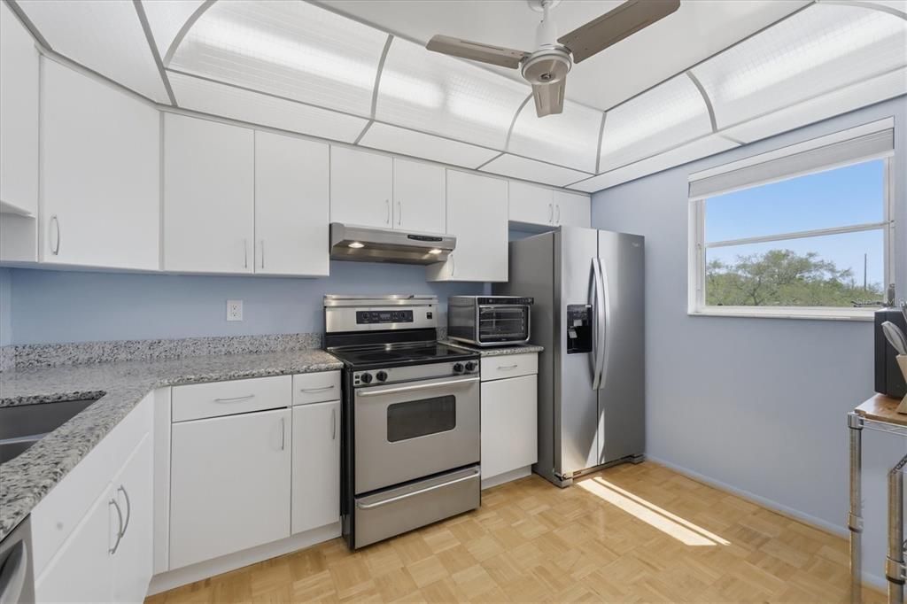 For Sale: $134,900 (2 beds, 2 baths, 1088 Square Feet)