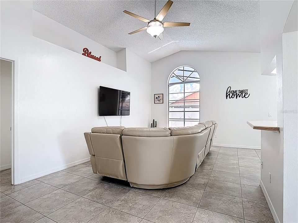 For Sale: $364,999 (2 beds, 2 baths, 1330 Square Feet)