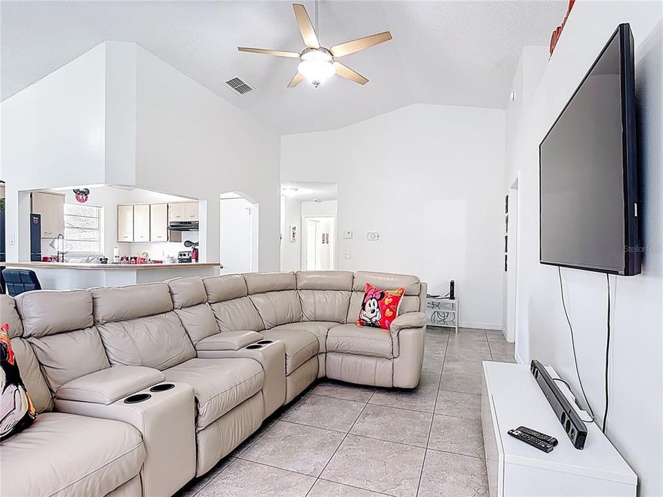 For Sale: $364,999 (2 beds, 2 baths, 1330 Square Feet)