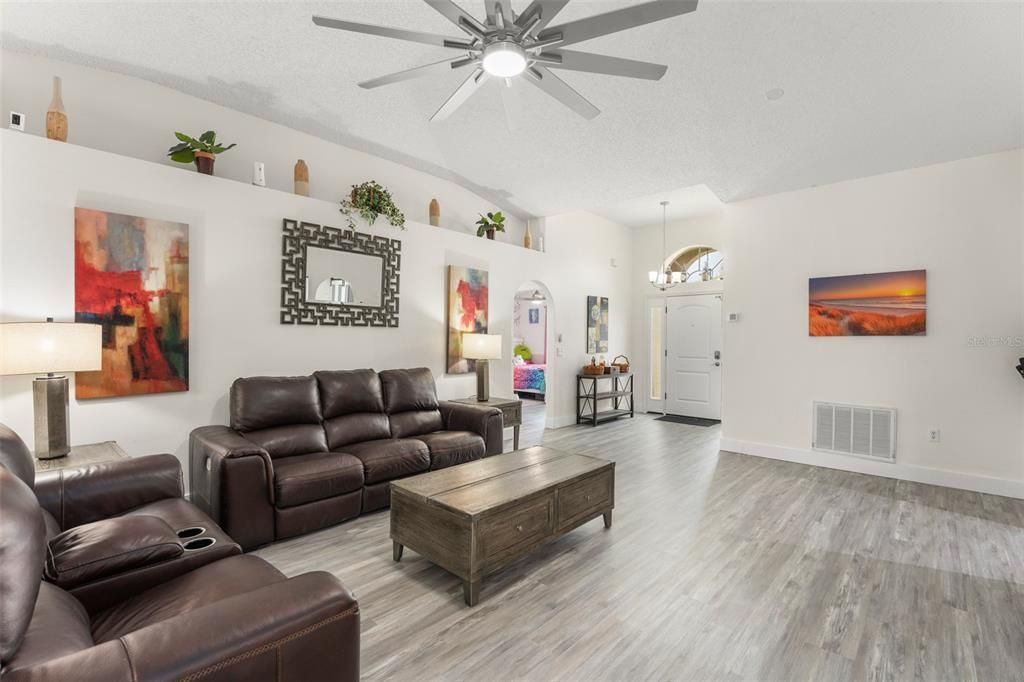 For Sale: $389,000 (3 beds, 2 baths, 1632 Square Feet)