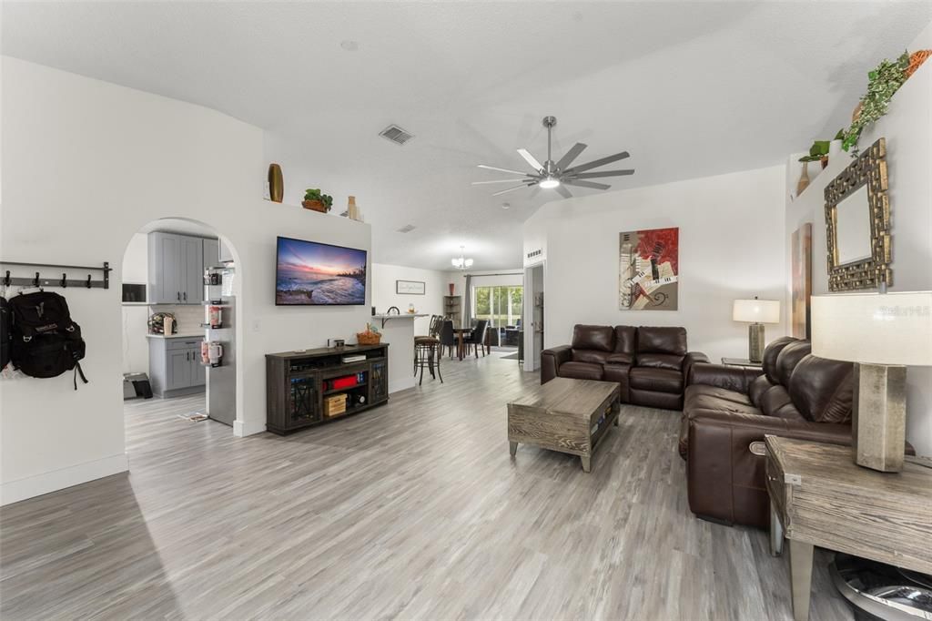 For Sale: $389,000 (3 beds, 2 baths, 1632 Square Feet)