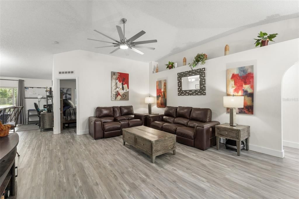 For Sale: $389,000 (3 beds, 2 baths, 1632 Square Feet)