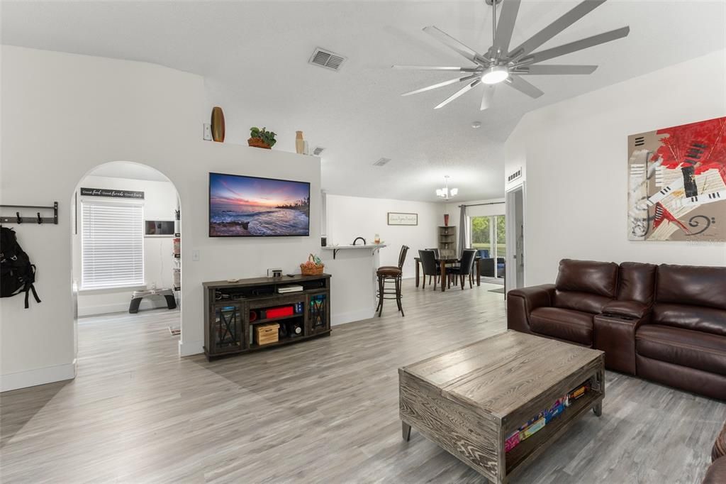 For Sale: $389,000 (3 beds, 2 baths, 1632 Square Feet)