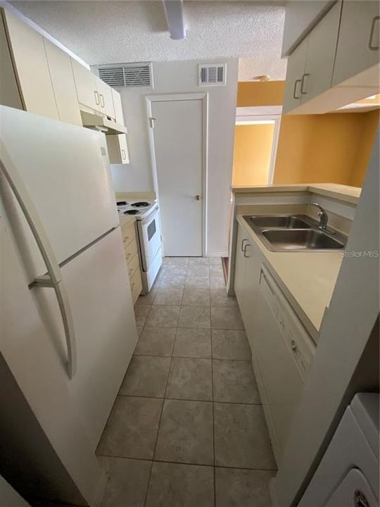 For Sale: $95,000 (1 beds, 1 baths, 644 Square Feet)