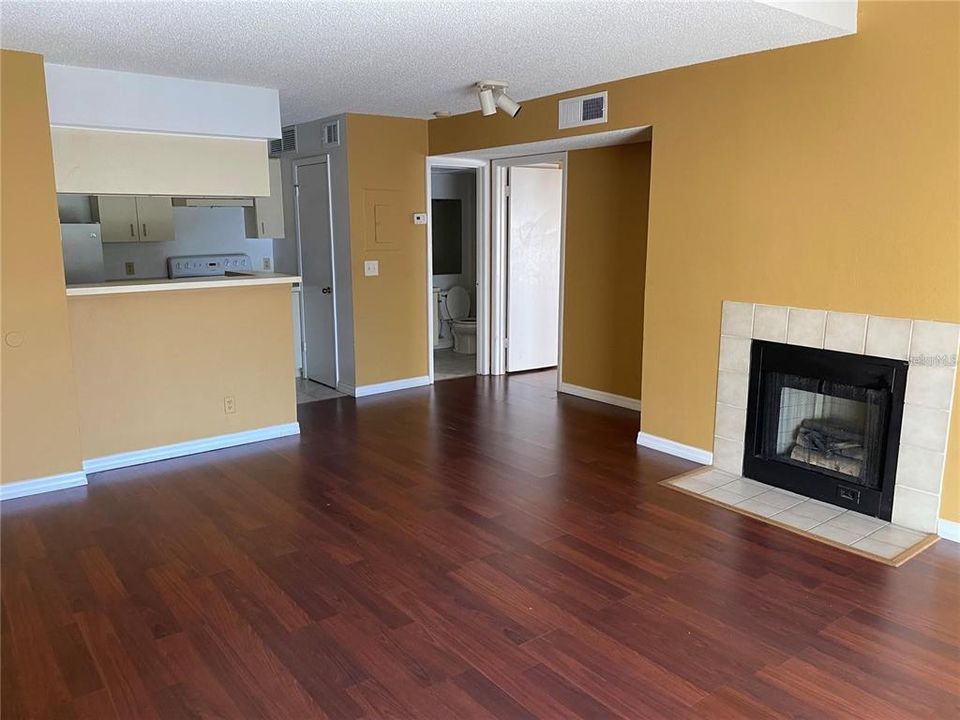 For Sale: $95,000 (1 beds, 1 baths, 644 Square Feet)
