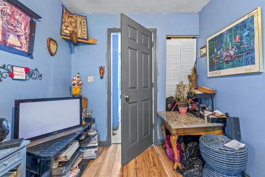 For Sale: $160,000 (1 beds, 1 baths, 512 Square Feet)