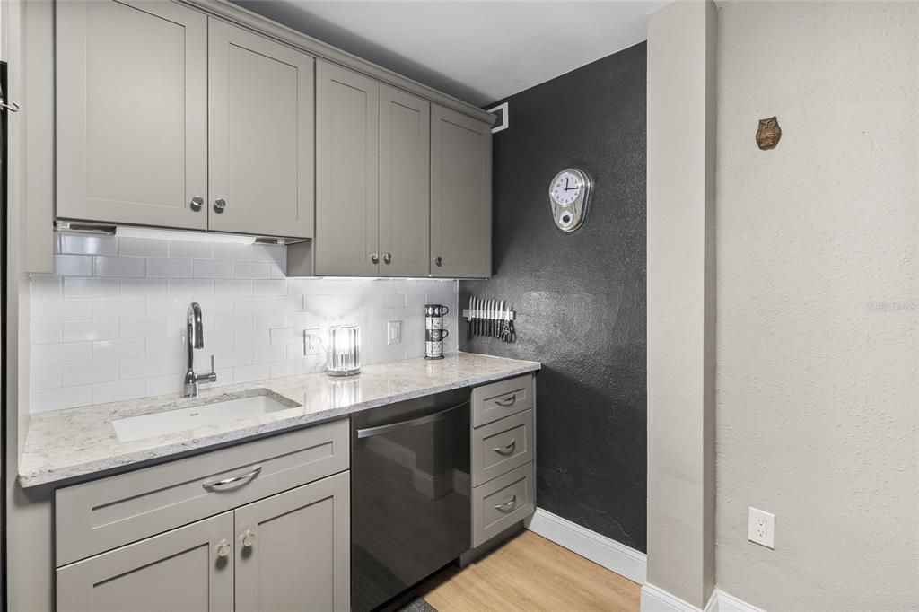 For Sale: $174,500 (1 beds, 1 baths, 850 Square Feet)