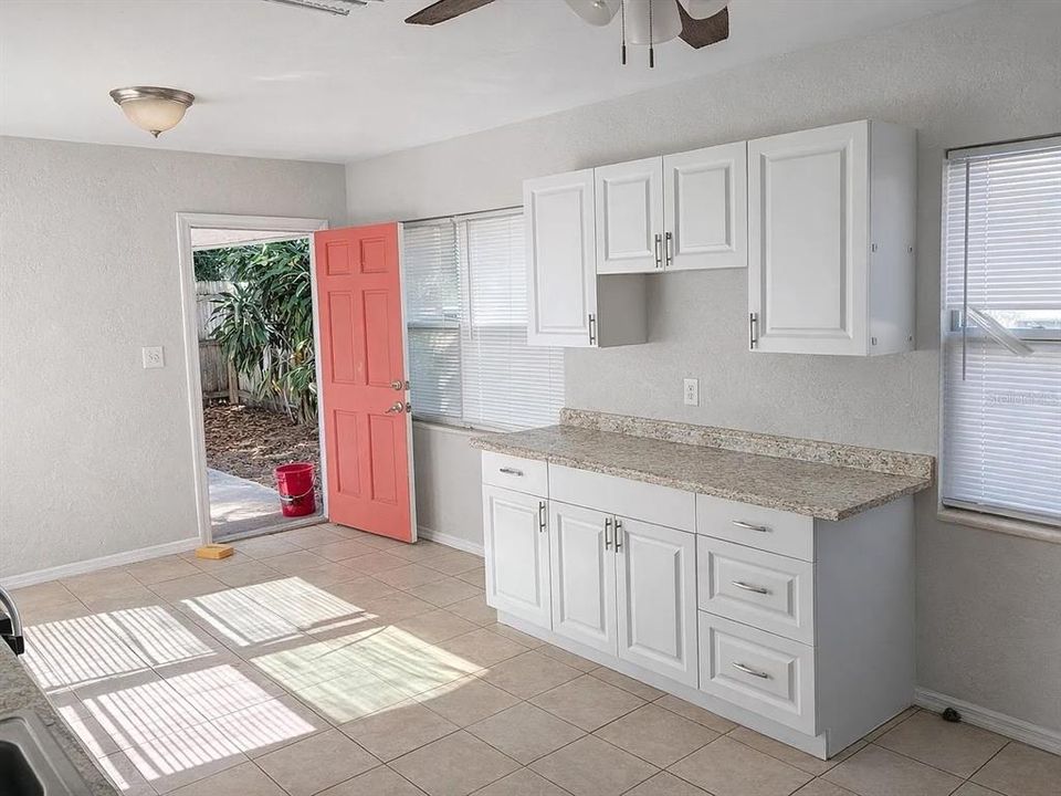 For Rent: $1,999 (2 beds, 1 baths, 840 Square Feet)