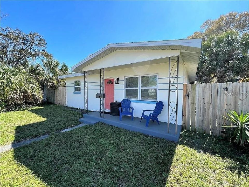 For Rent: $1,999 (2 beds, 1 baths, 840 Square Feet)