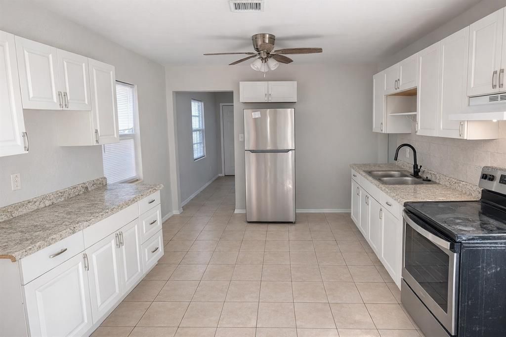 For Rent: $1,999 (2 beds, 1 baths, 840 Square Feet)