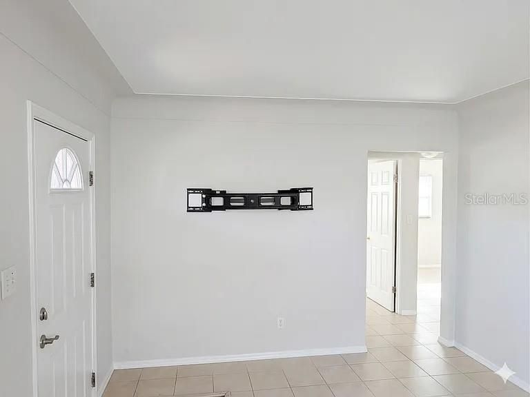 For Rent: $1,999 (2 beds, 1 baths, 840 Square Feet)