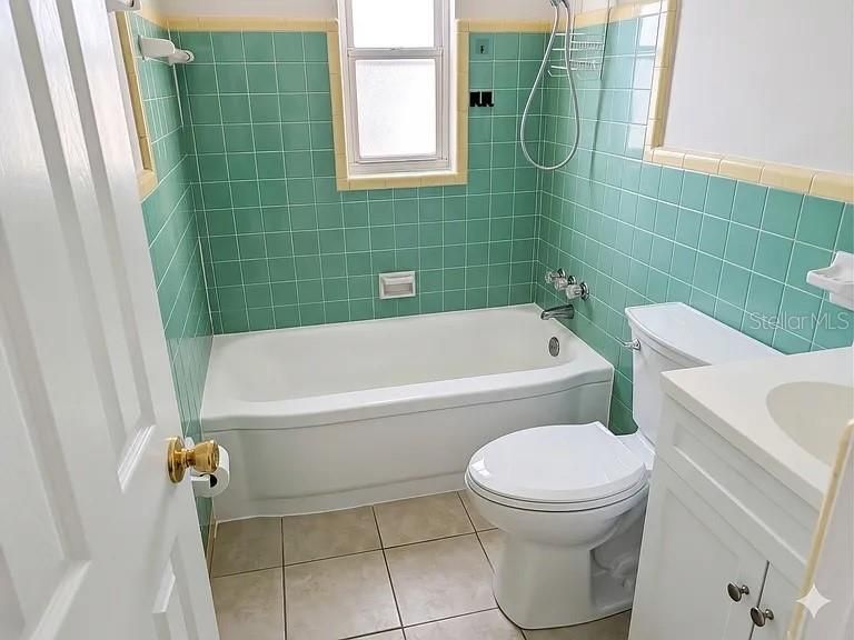 For Rent: $1,999 (2 beds, 1 baths, 840 Square Feet)