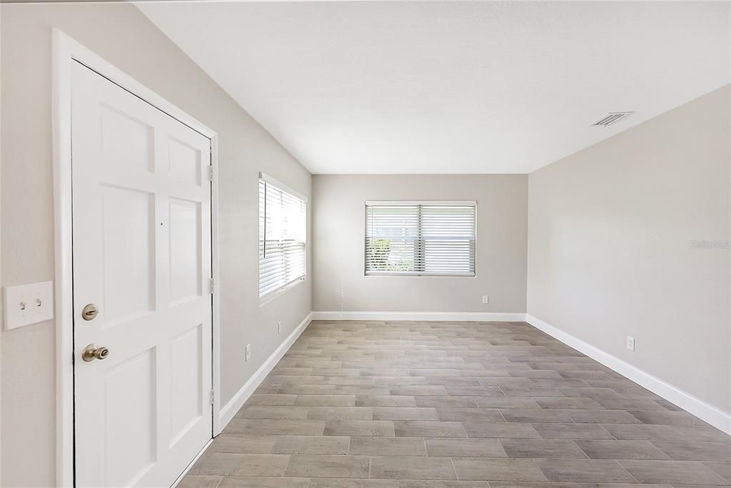 For Sale: $350,000 (4 beds, 1 baths, 1327 Square Feet)