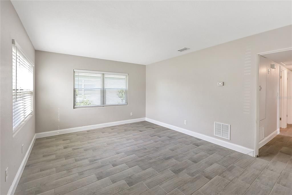 For Sale: $350,000 (4 beds, 1 baths, 1327 Square Feet)
