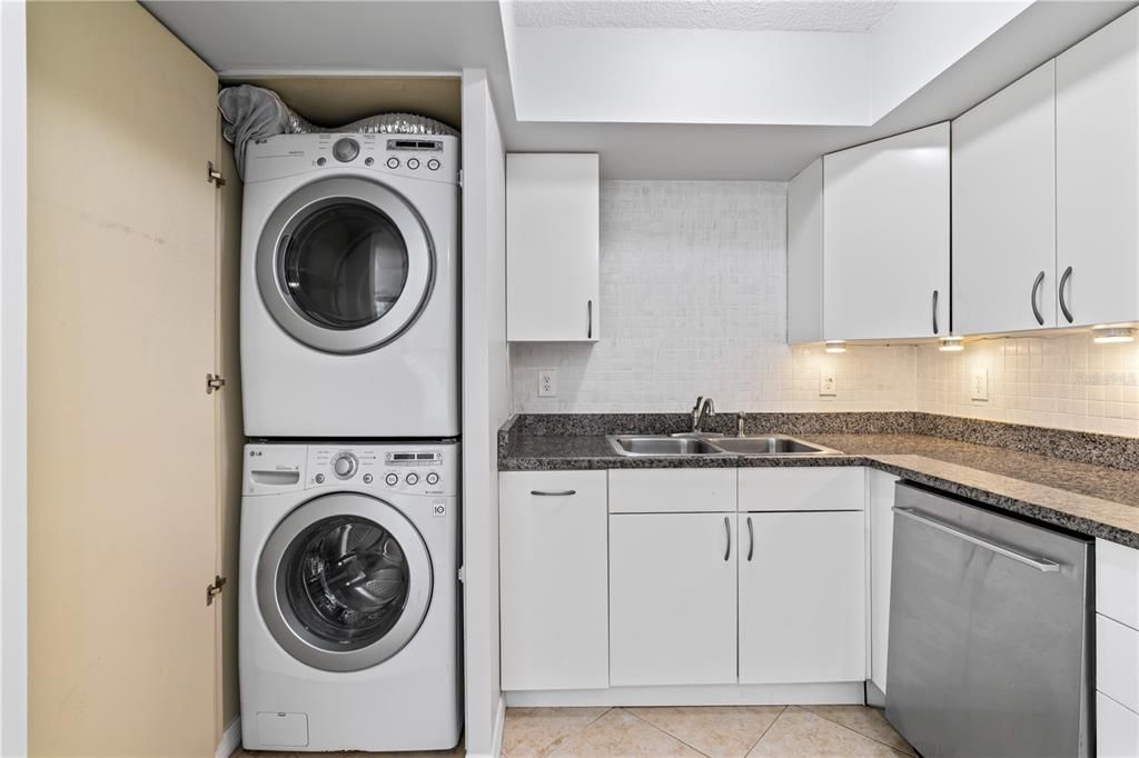 For Sale: $324,900 (1 beds, 1 baths, 840 Square Feet)