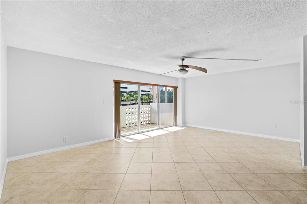 For Sale: $324,900 (1 beds, 1 baths, 840 Square Feet)